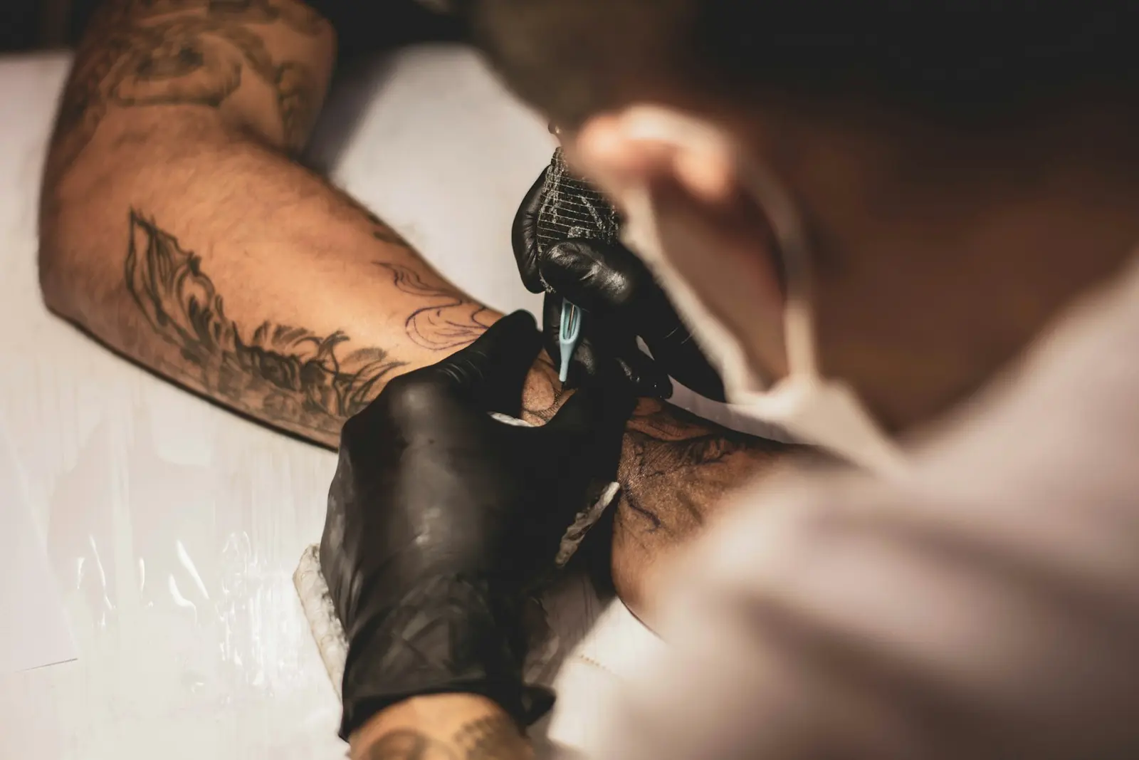 Un tatuador trabajando en su estudio.